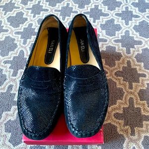 Vaneli 9.5 black print loafers.